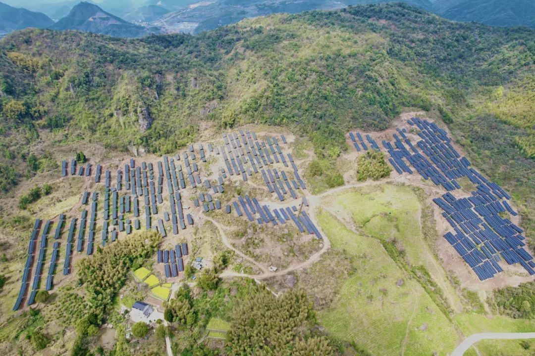 变荒山为“绿洲” | 利来ag旗舰厅_利来ag旗舰厅官网科技浙江建德20MW农光互补光伏项目顺利并网